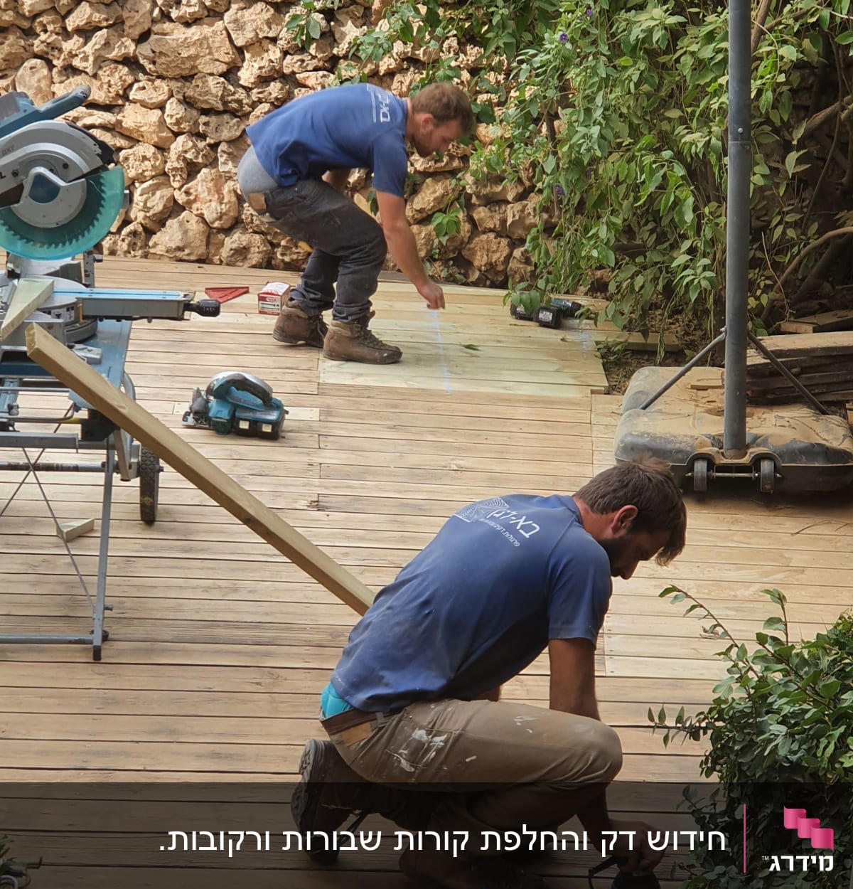 שני אנשים עובדים על דק עץ עם כלים חשמליים